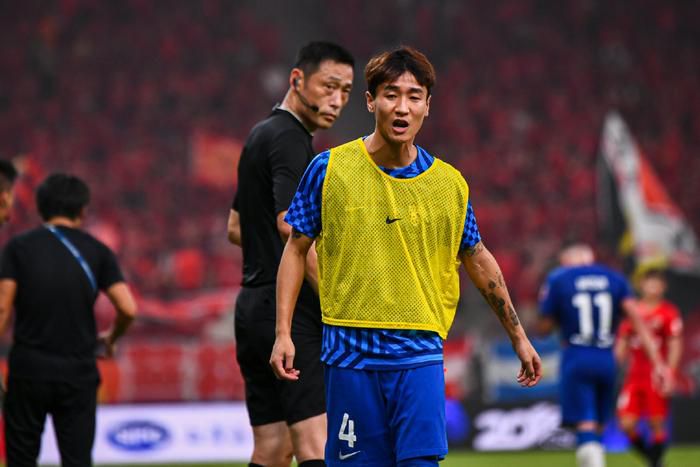 李冰冰、杨幂美裙斗性感 孙俪露香肩倪妮搞怪 2015-10-27 10月27日，在上海举行的活动庆典中，杨幂薄纱短裙亮相，郭碧婷、江疏影纷纷穿起长裙露美背，模特杜鹃高挑的身材身穿红绸晚礼服气场十足，现场还有刘雯、周冬雨、闫妮等众女星到场斗艳。