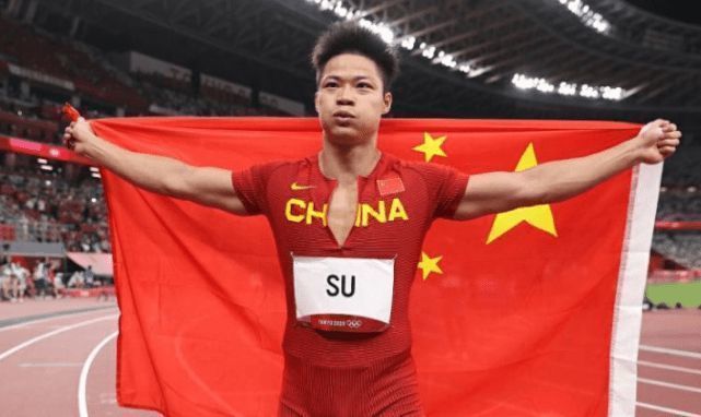 主演新剧《肯尼迪》聚焦著名政治家族 2 堪比时装周!